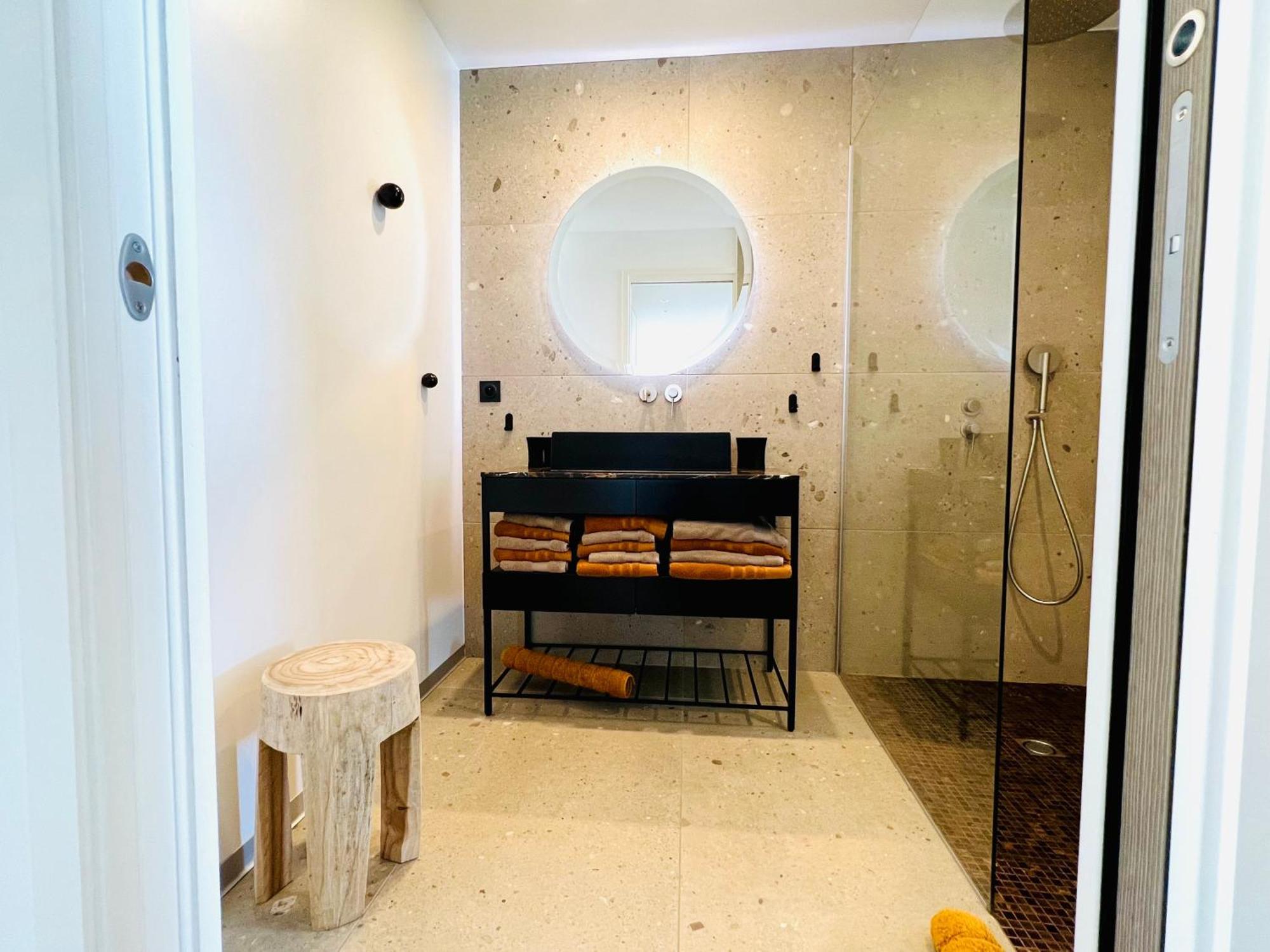 Appartement T3 Lumineux Traversant Totalement Neuf En Face De La Plage Front De Mer Vue Sur Les Iles Vue Mer Panoramique Assuree Residence De La Plage Centre Ville Du Lavandou 3Eme Etage Avec Ascenseur Appartement T3 Льо Лаванду Екстериор снимка