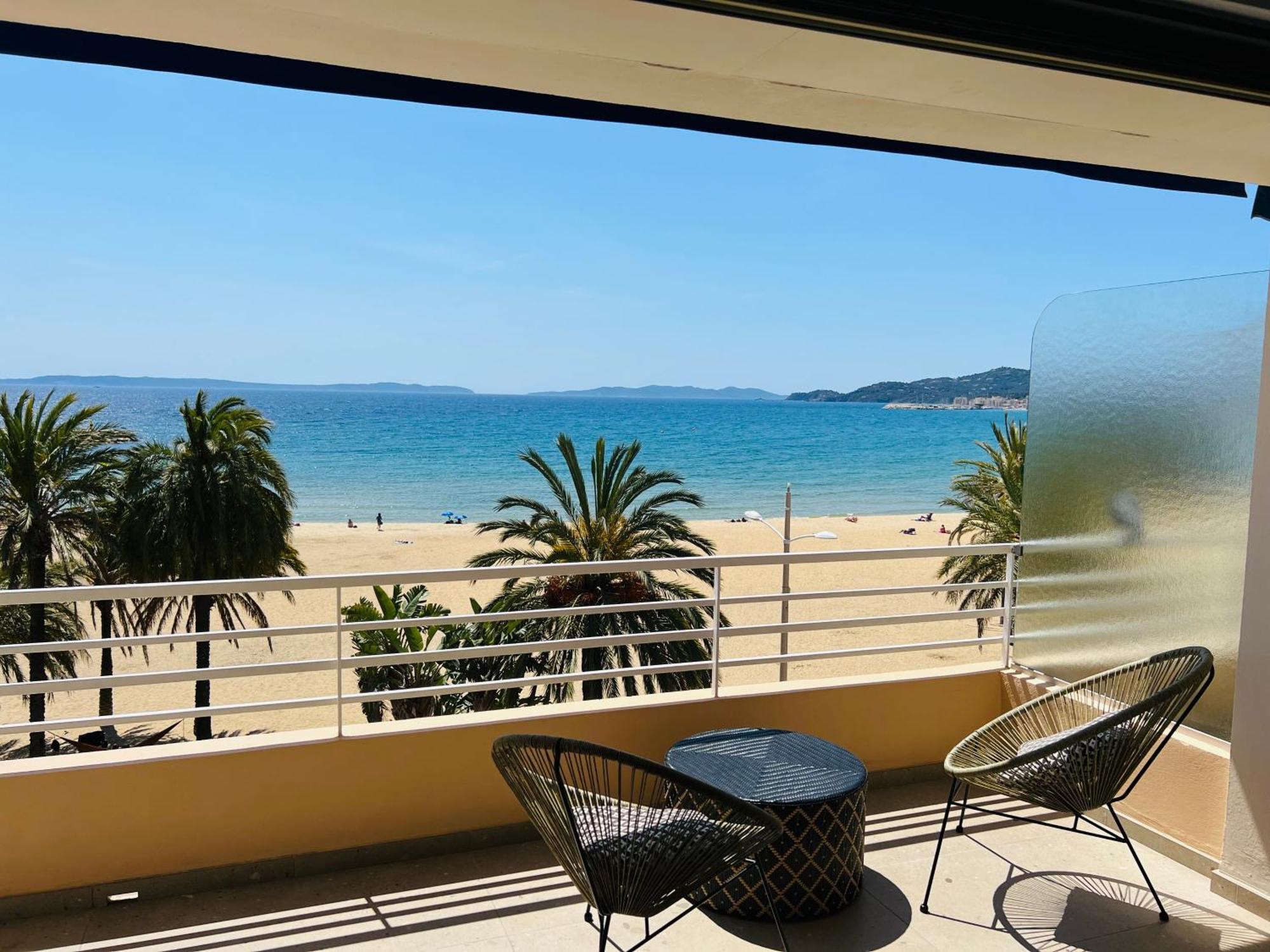 Appartement T3 Lumineux Traversant Totalement Neuf En Face De La Plage Front De Mer Vue Sur Les Iles Vue Mer Panoramique Assuree Residence De La Plage Centre Ville Du Lavandou 3Eme Etage Avec Ascenseur Appartement T3 Льо Лаванду Екстериор снимка